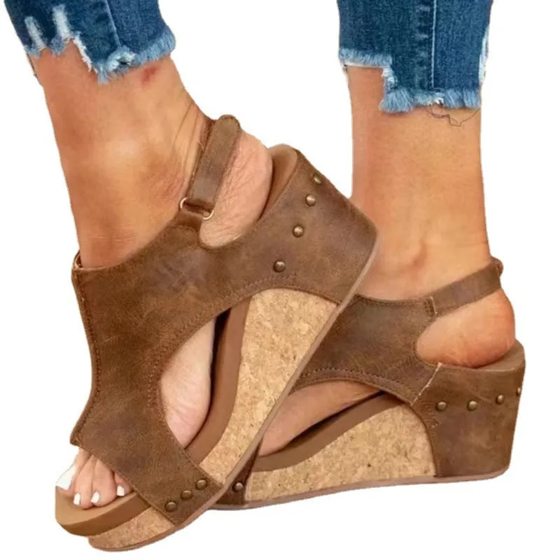 Wesley  Wedge Peep Toe Plattform Sandalen mit Nieten