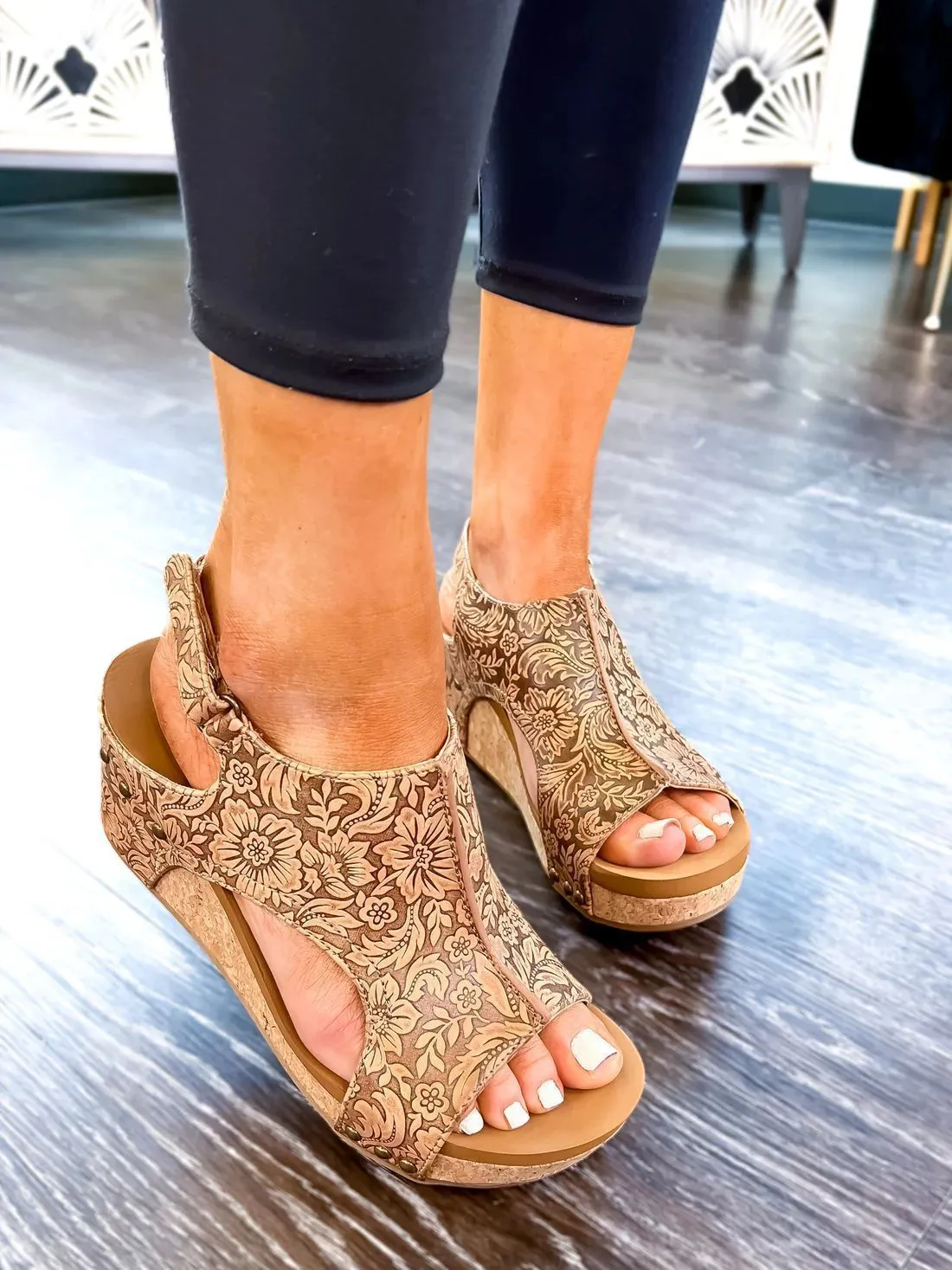 Wesley  Wedge Peep Toe Plattform Sandalen mit Nieten